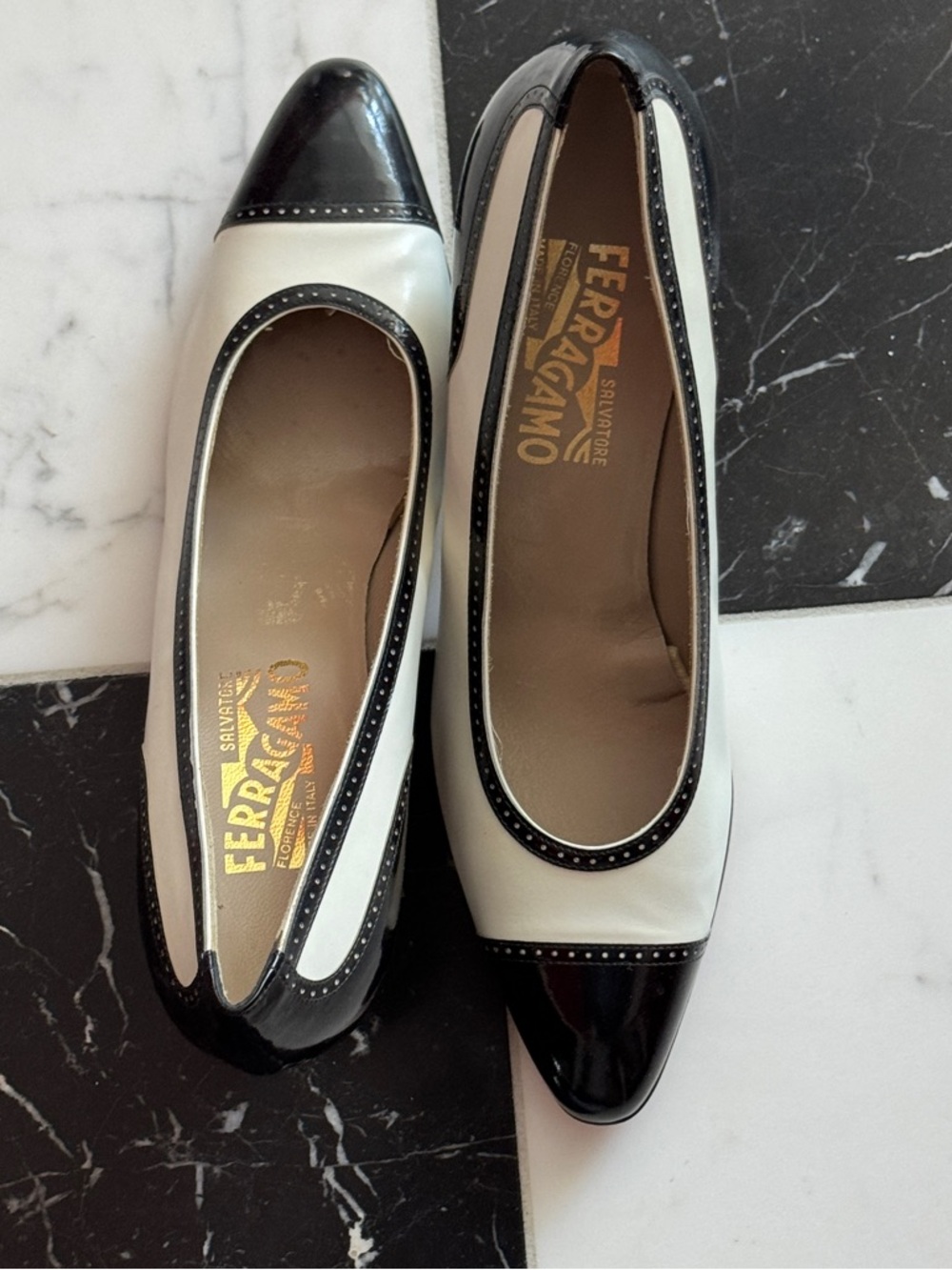 NEW Salvatore Ferragamo Vintage SPECTATOR Pumps Black White 10 AA Extra Narrow - Picture 13 of 16